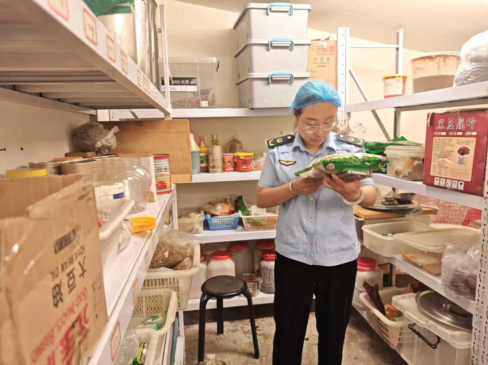 太原杏花岭区市场监督管理局检查社区食堂食品安全