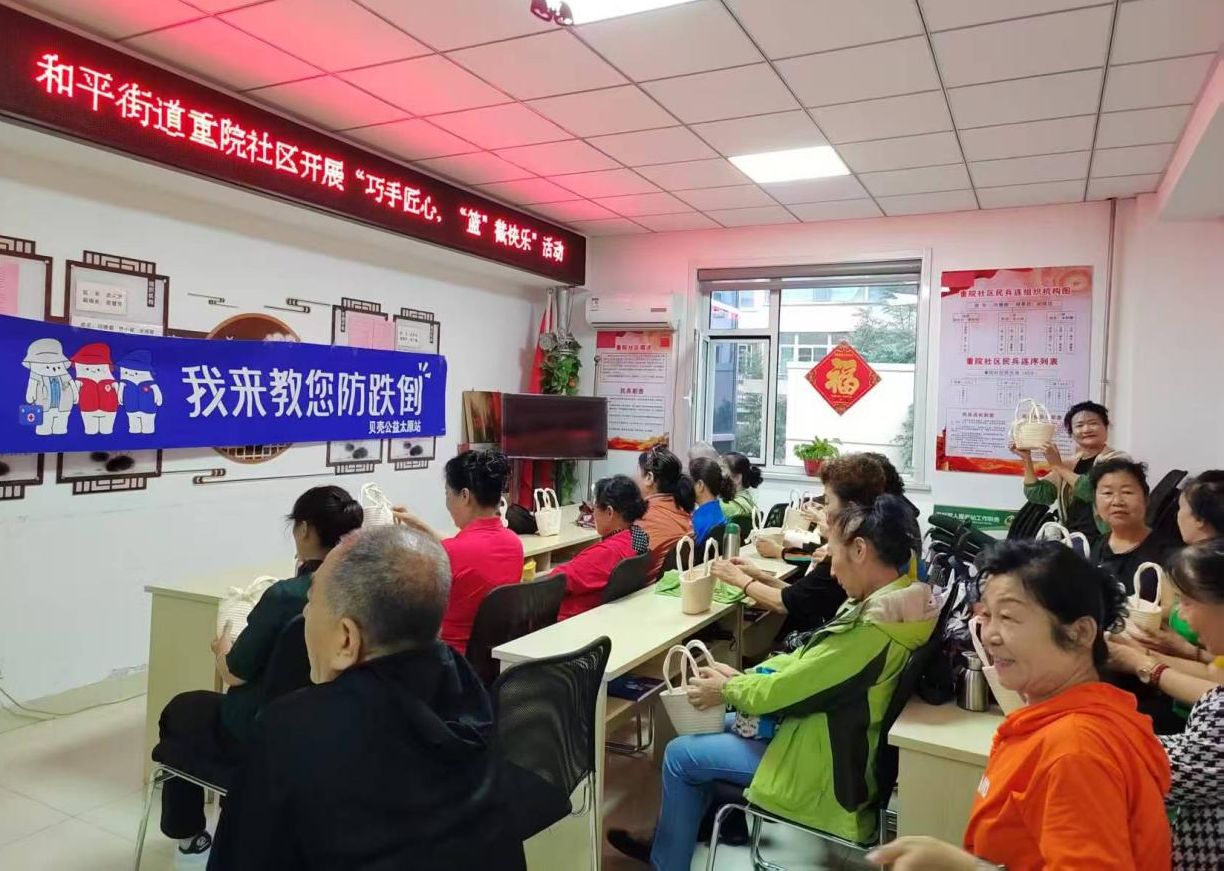 太原万柏林区和平街道：巧手编织浪漫  邻里共叙温情