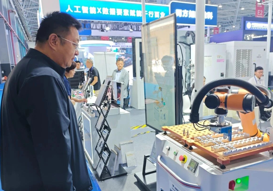 临汾尧都高新区考察团走进贵阳2025数博会，对话数字领域前沿成果