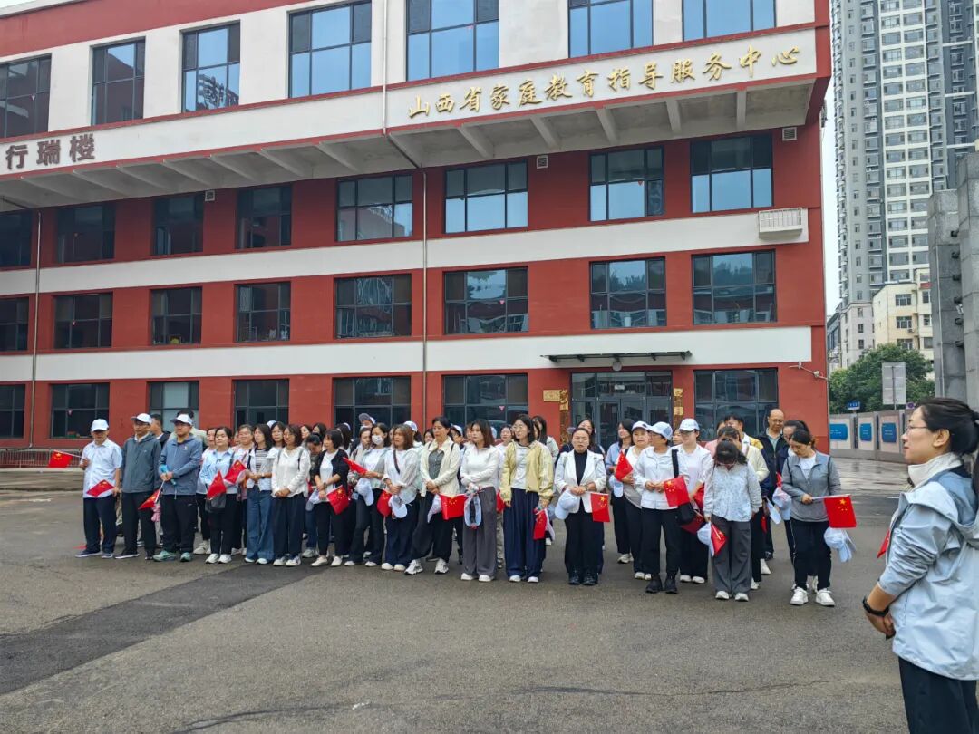 吕梁离石区城东小学纪念中国人民抗日战争暨世界反法西斯战争胜利80周年“追寻先辈足