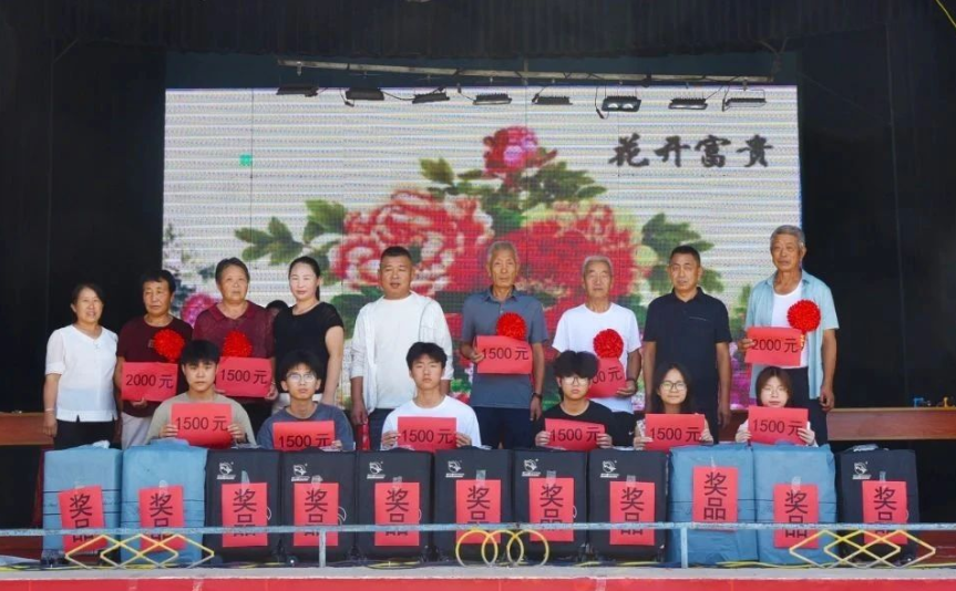 吕梁临县大禹乡善庆峪村举行2025年优秀大学生表彰大会