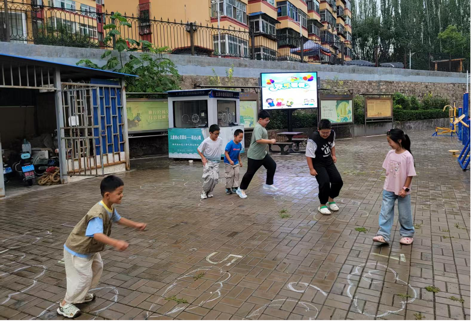 太原万柏林区和平街道：儿童趣味运动会  缤纷暑假添欢乐