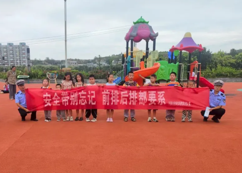 吕梁兴县交警走进蔚汾公园针对小朋友开展暑期交通安全宣传活动