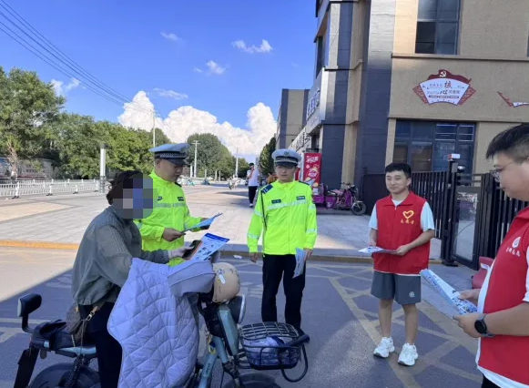 临汾公安交警交通安全进社区， 出行安全“驻”民心！
