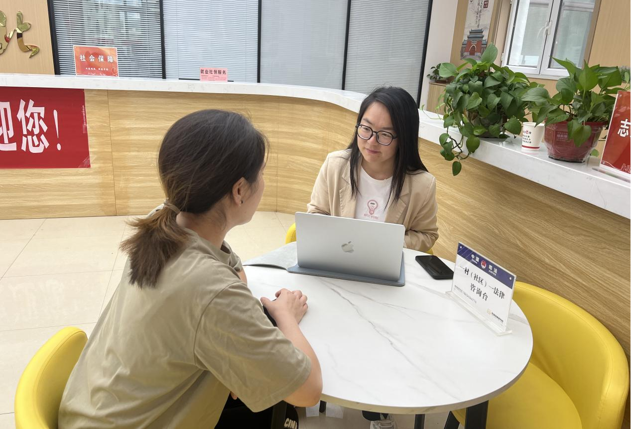 太原万柏林区和平街道联合律所开展“法治惠民进社区”活动