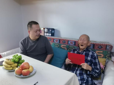 太原万柏林区千峰街道：百岁英雄铭功勋  深情慰问暖兵心