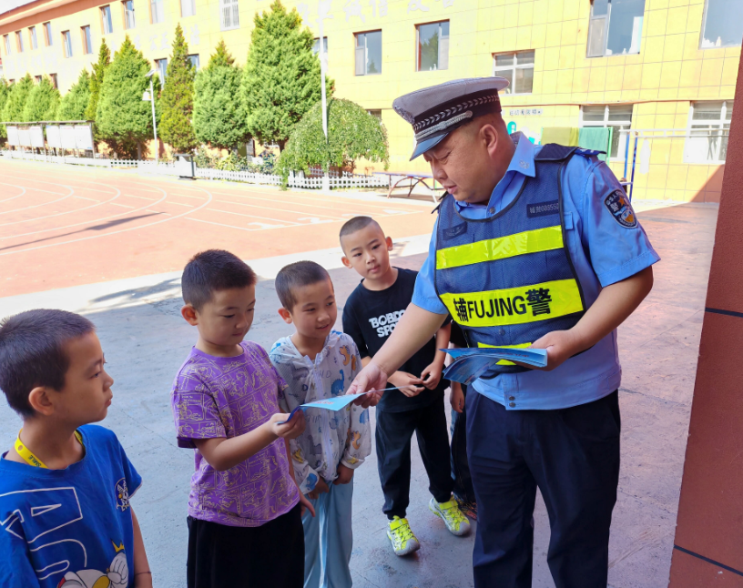 临汾蒲县公安交警：上好开学“第一课” 站好开学”“第一岗”