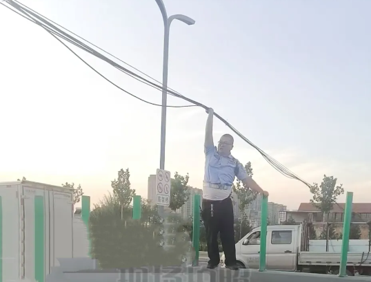 最美身影：他托举电缆50分钟保通途