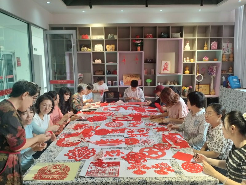 太原杏花岭区职工新街街道：非遗剪纸绘团圆  银铃舞台聚幸福