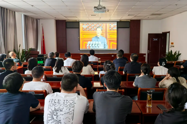 运城市城市管理局组织干部职工集体观看九三阅兵直播