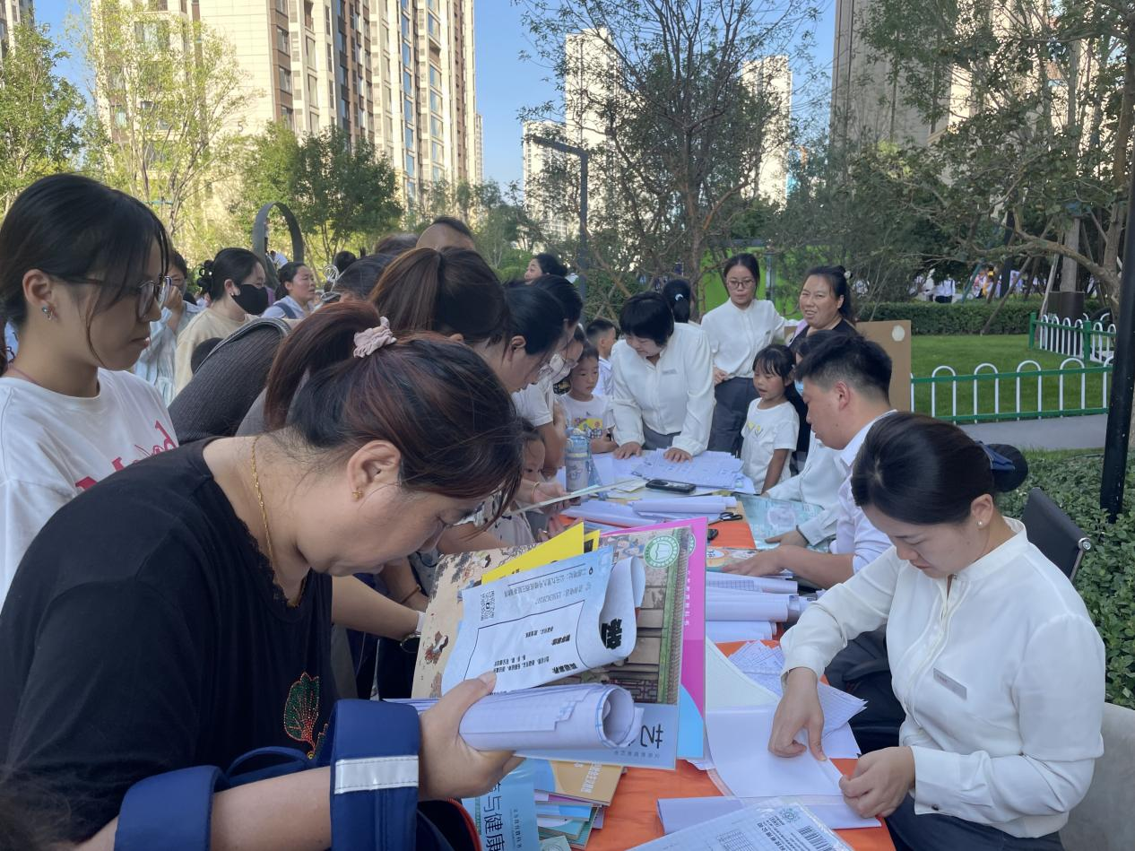 太原万柏林区小井峪街道：巧手包书皮，便民服务助力开学