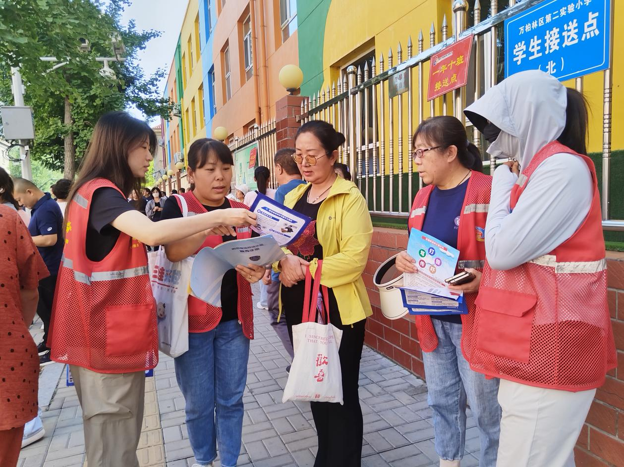 太原万柏林区和平街道：网格护航开学季  反诈宣传进校园