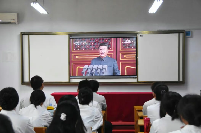 临汾平阳中学党总支组织党员观看九三阅兵 铭记历史强信念 砥砺奋进新征程