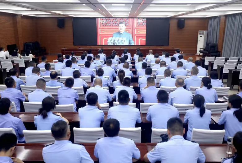 吕梁中阳县公安局集中收看纪念中国人民抗日战争暨世界反法西斯战争胜利80周年大会