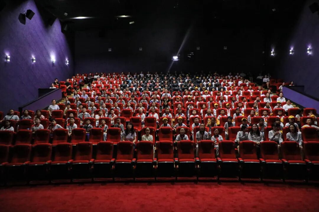 太原小店区委宣传部组织小学生集中观看《南京照相馆》