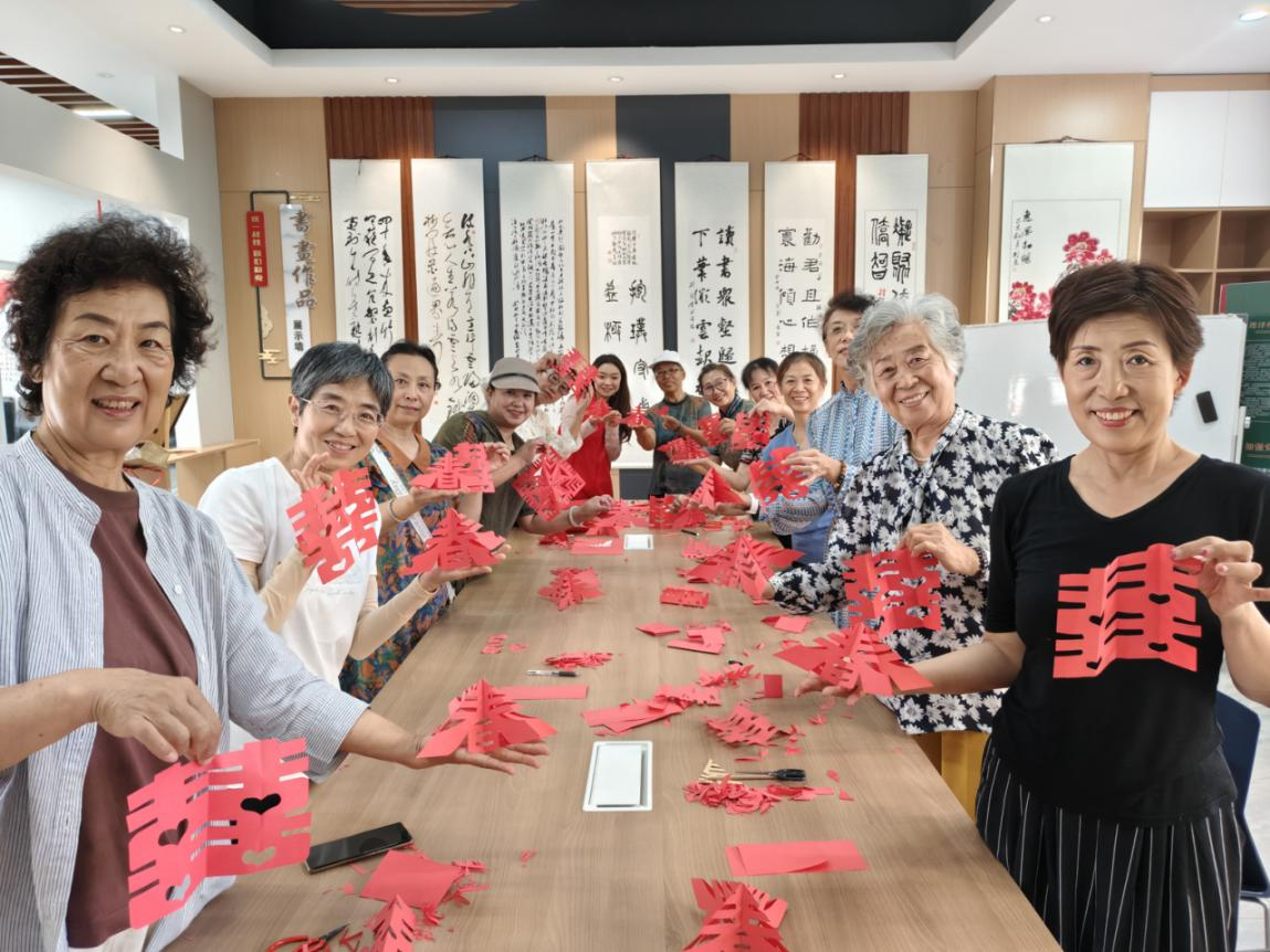 太原市万柏林区下元街道：“剪纸艺术进社区”非遗手工体验活动