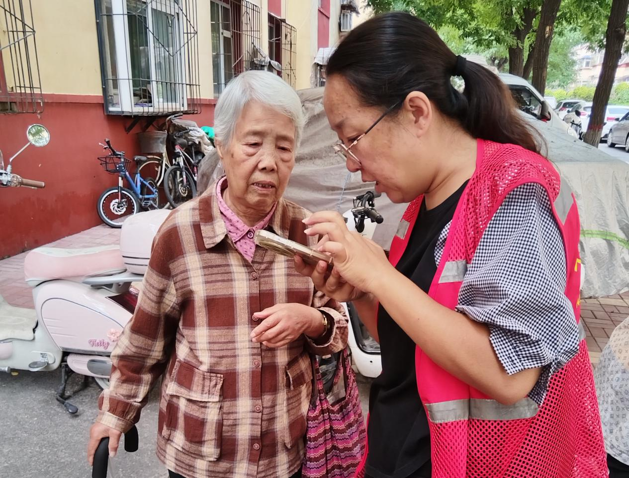 太原万柏林区和平街道康乐社区：暖心服务进家门  情系老人护安康