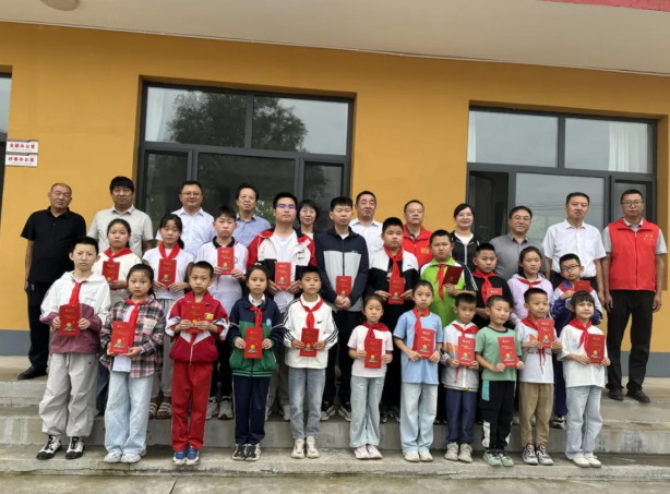 驻村帮扶暖人心  金秋助学促远航——吕梁市民营经济服务中心驻村工作队助学金发放仪