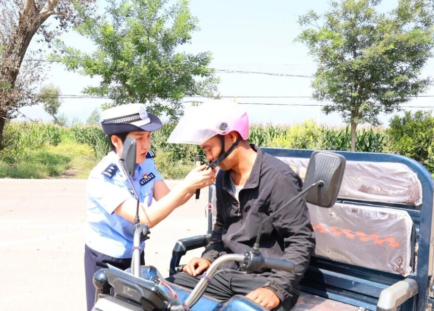 忻州原平市公安局交通管理大队深入乡镇农村开展“上山下乡”交通安全宣传活动