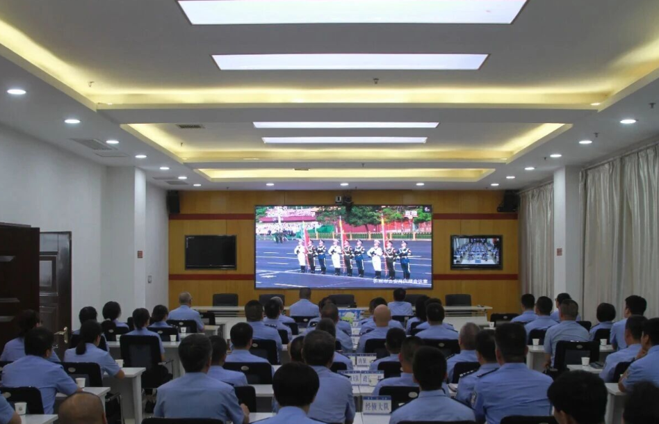 忻州原平公安组织观看纪念中国人民抗日战争暨世界反法西斯战争胜利80周年大会