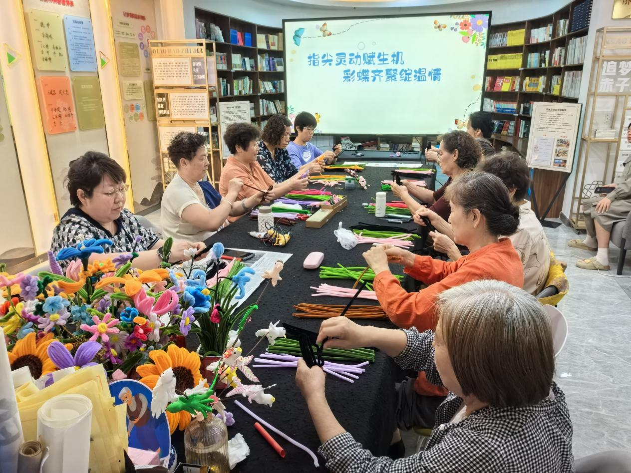太原万柏林区兴华街道滨体社区开展“指尖灵动赋生机  彩蝶齐聚绽温情”扭扭棒手工制
