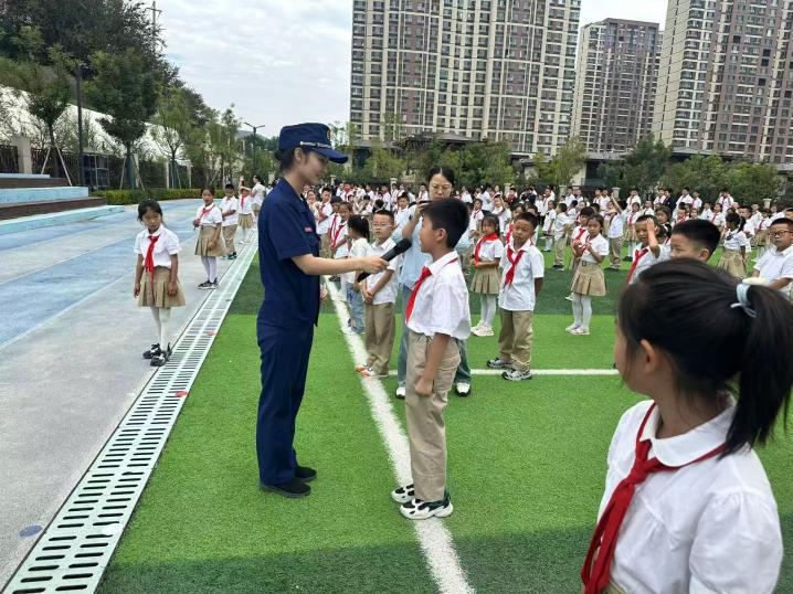 太原万柏林区西铭消防所“开学第一课”：沉浸式教学  筑牢校园“防火墙”