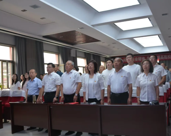 传承抗战精神  绽放青春担当——吕梁市贺昌中学组织全体师生观看“纪念中国人民抗日