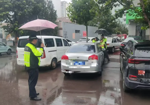 雨天“守路人”  平安“守护者”——临汾蒲县公安交警雨中执勤保畅通