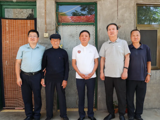 吕梁市篮协主席张子玉赴兴县蔡家崖走访慰问贺龙元帅生前120师战斗篮球队队员李高斌