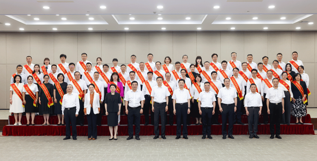 浙江杭州市领导看望优秀教师和优秀教育工作者代表