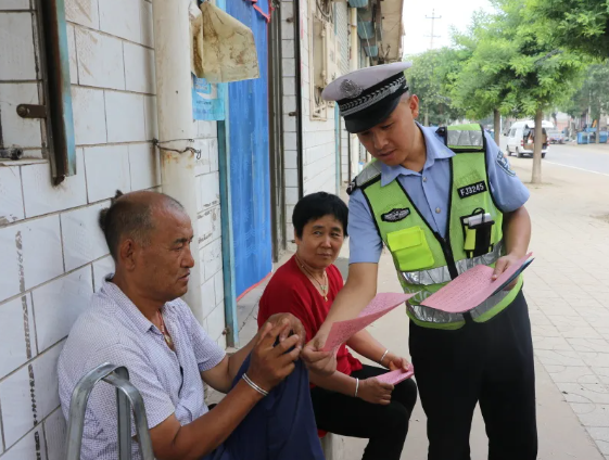 吕梁交口：交警进村入户宣交安 以案说法敲警钟