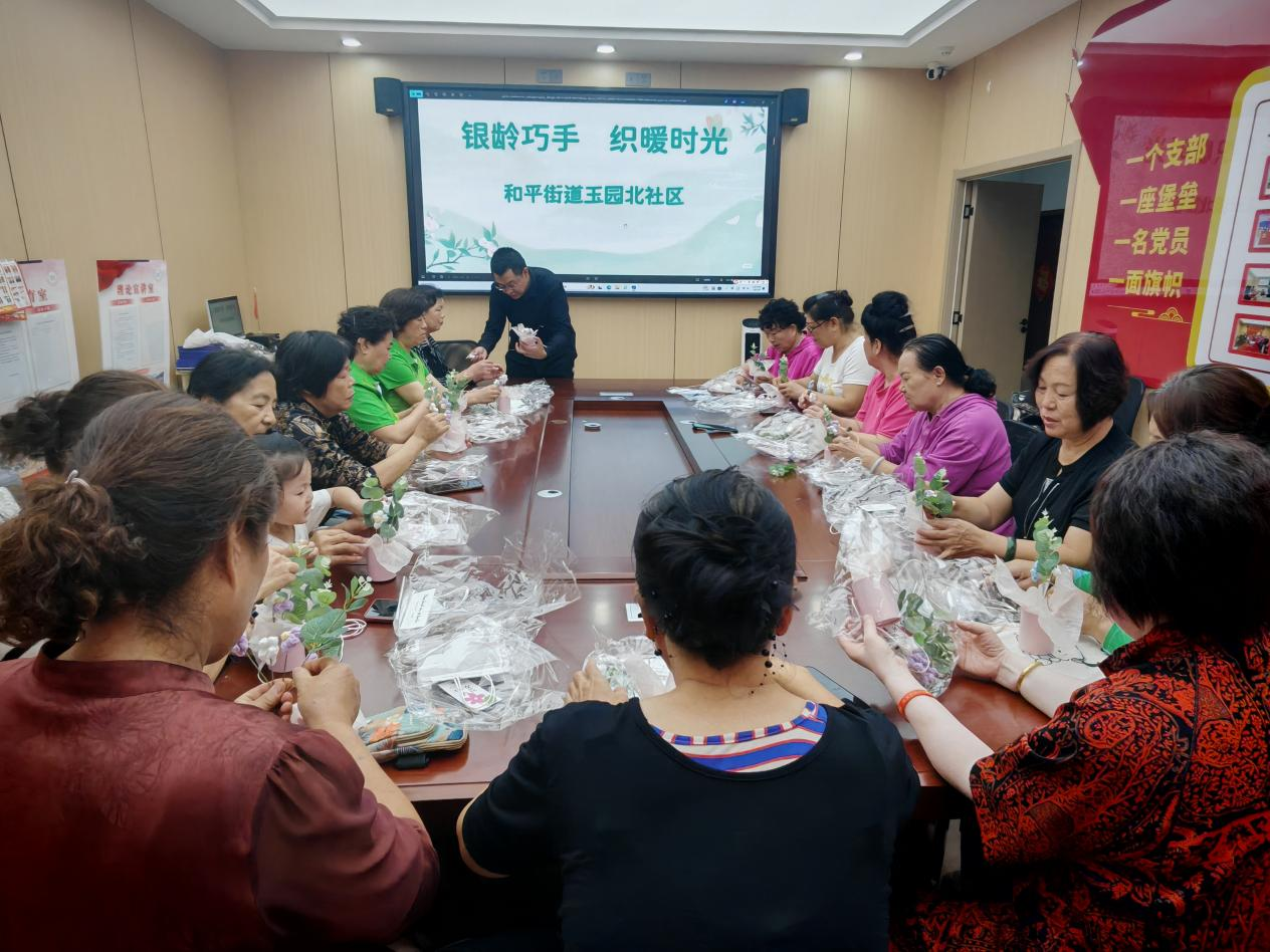 巧制小美好  银龄好时光——太原万柏林区丽华社区开展老年人手工包制作活动