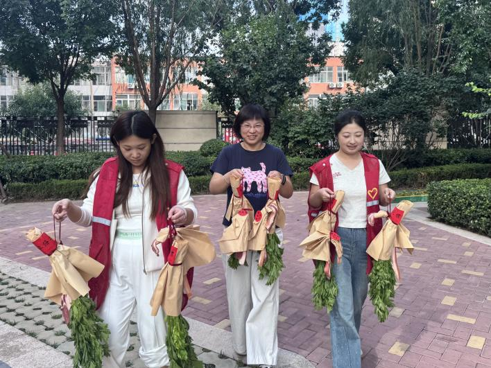 太原万柏林区长风西街街道：情暖教师节 “芹”意赠师恩
