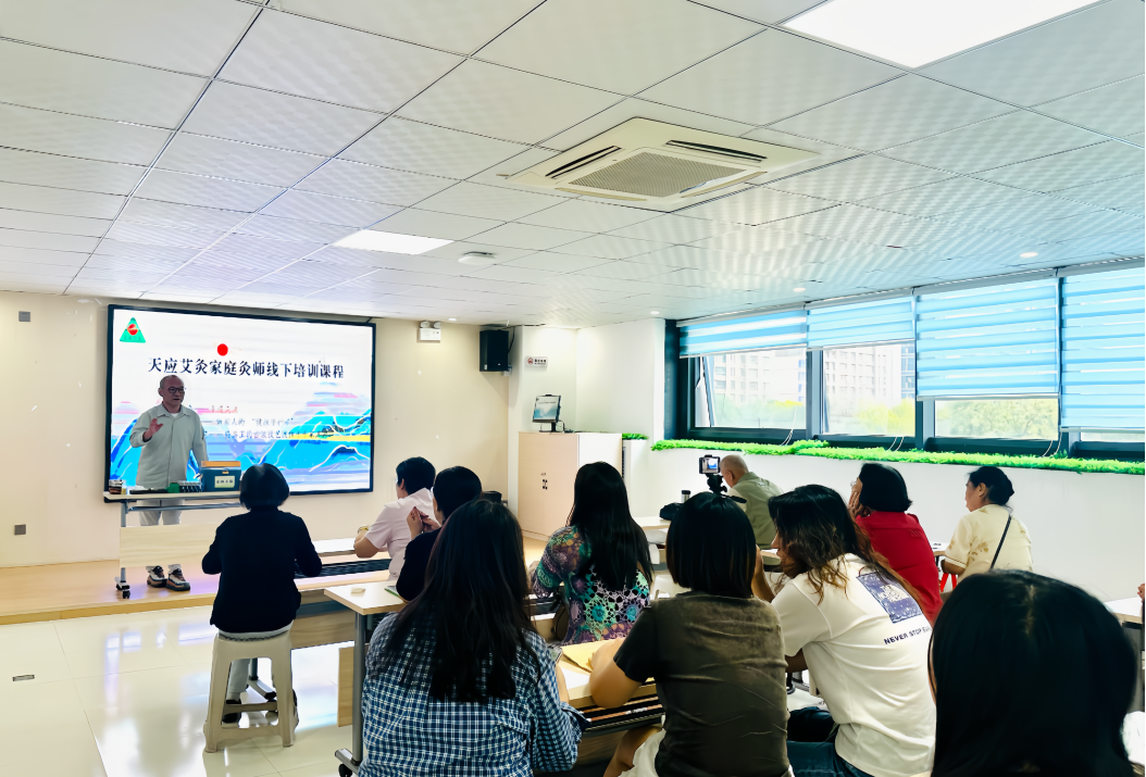 太原万柏林区长风西街街道晋祠路社区开展“天应艾灸家庭灸师公益课堂”活动