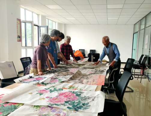 太原尖草坪区南寨街道江阳社区里的老年国画班火了