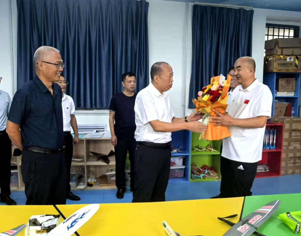 运城夏县教体局班子看望慰问优秀教师代表