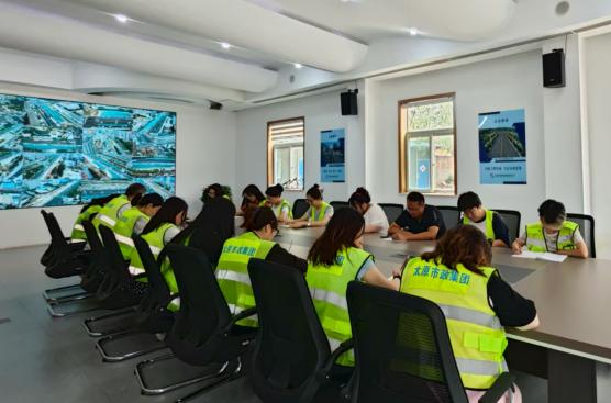 太原市政集团一公司团支部开展“青春筑路践初心  攻坚一线显担当”主题团日活动