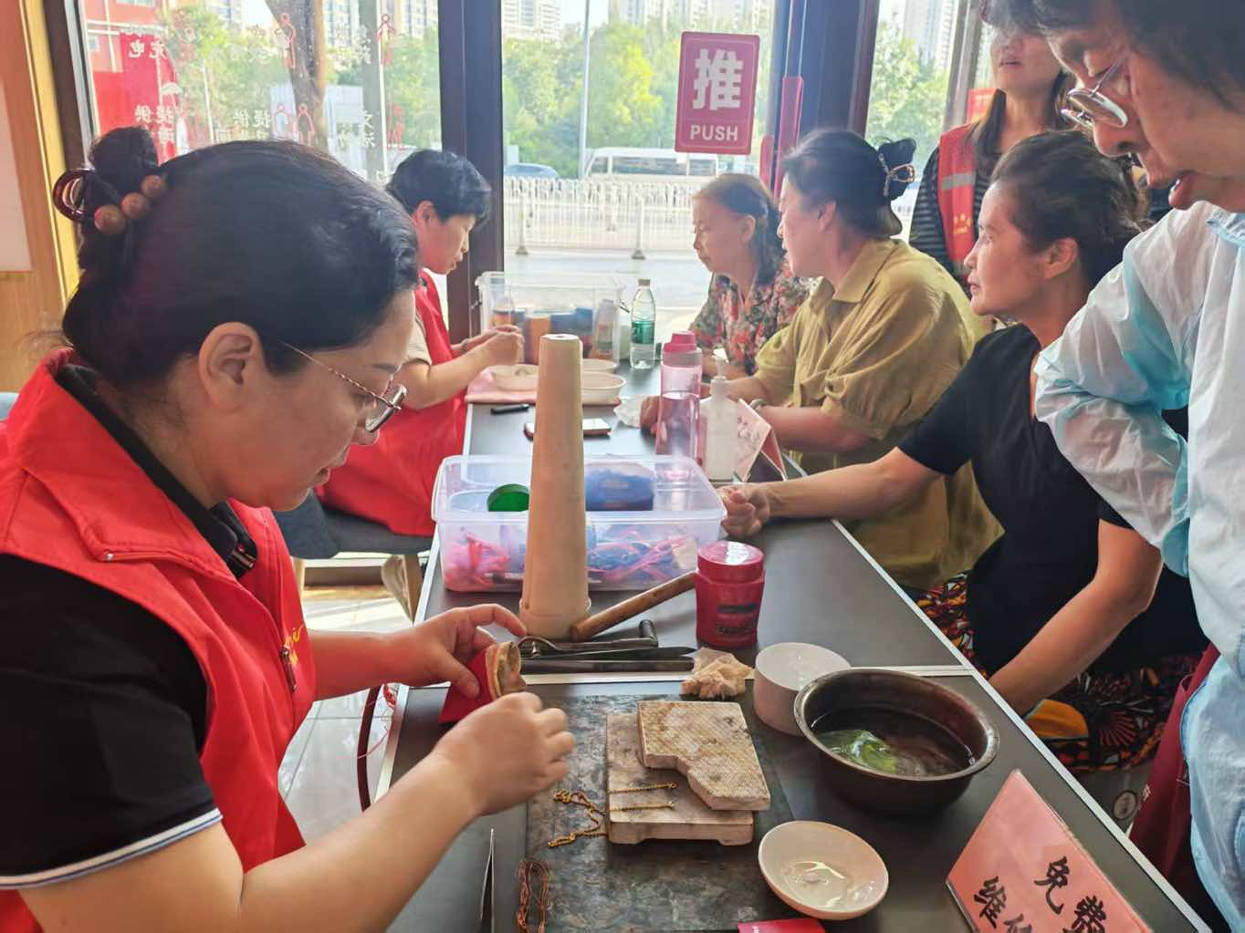 太原万柏林区南寒街道：便民服务进社区  贴心服务暖人心