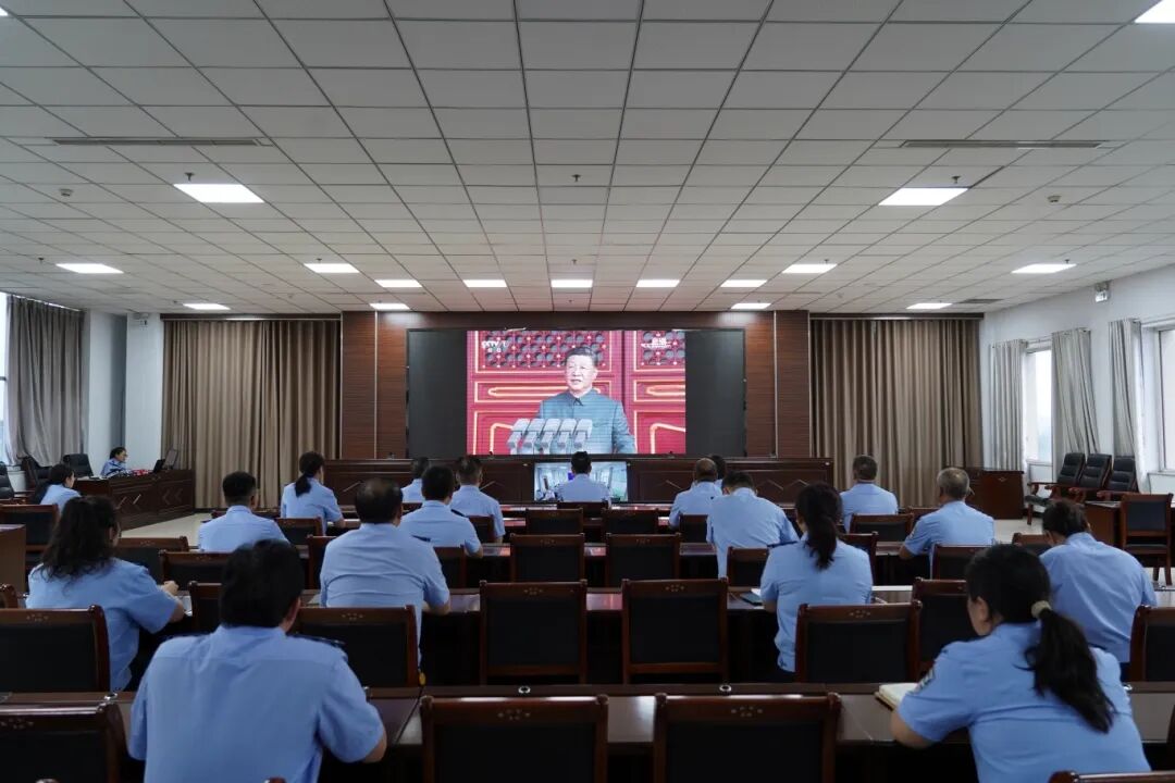 运城稷山县公安局组织民警辅警收听收看中国人民抗日战争暨世界反法西斯战争胜利 80