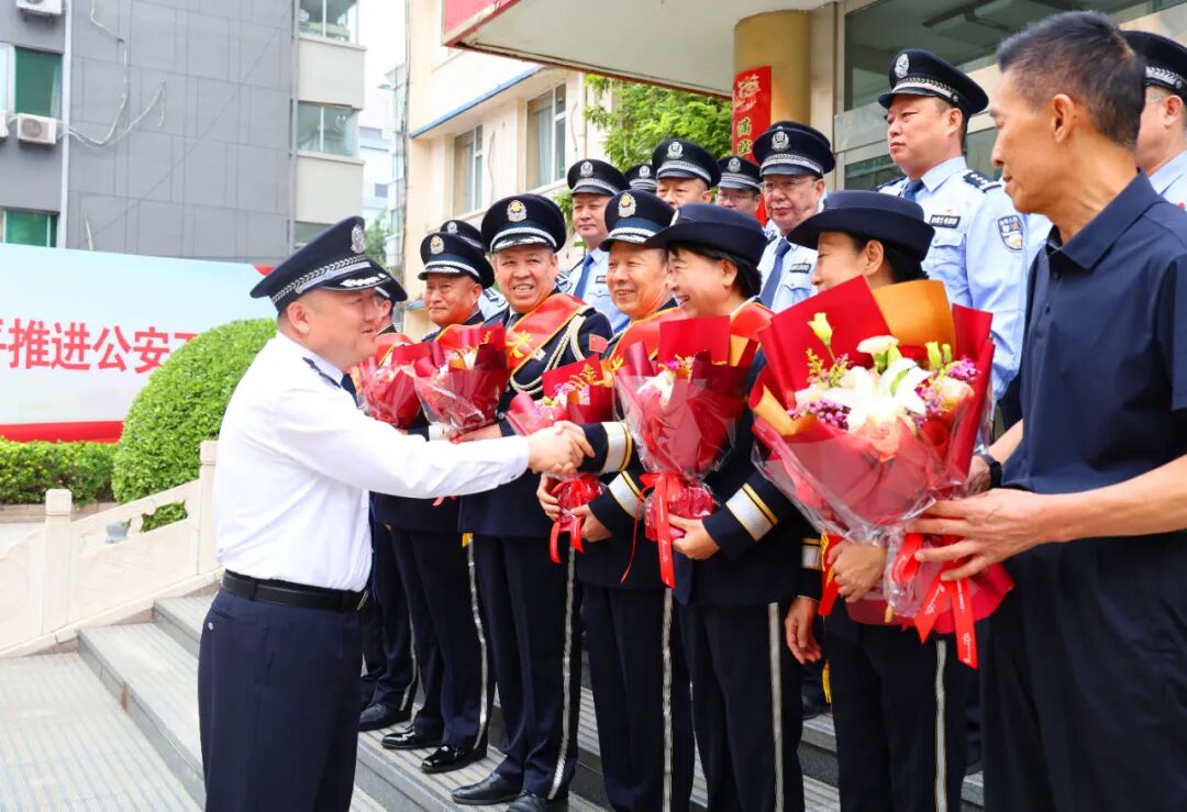 岁月鉴初心  荣退敬韶华——临汾市公安局直属分局举行2025年度民警荣誉退休仪式