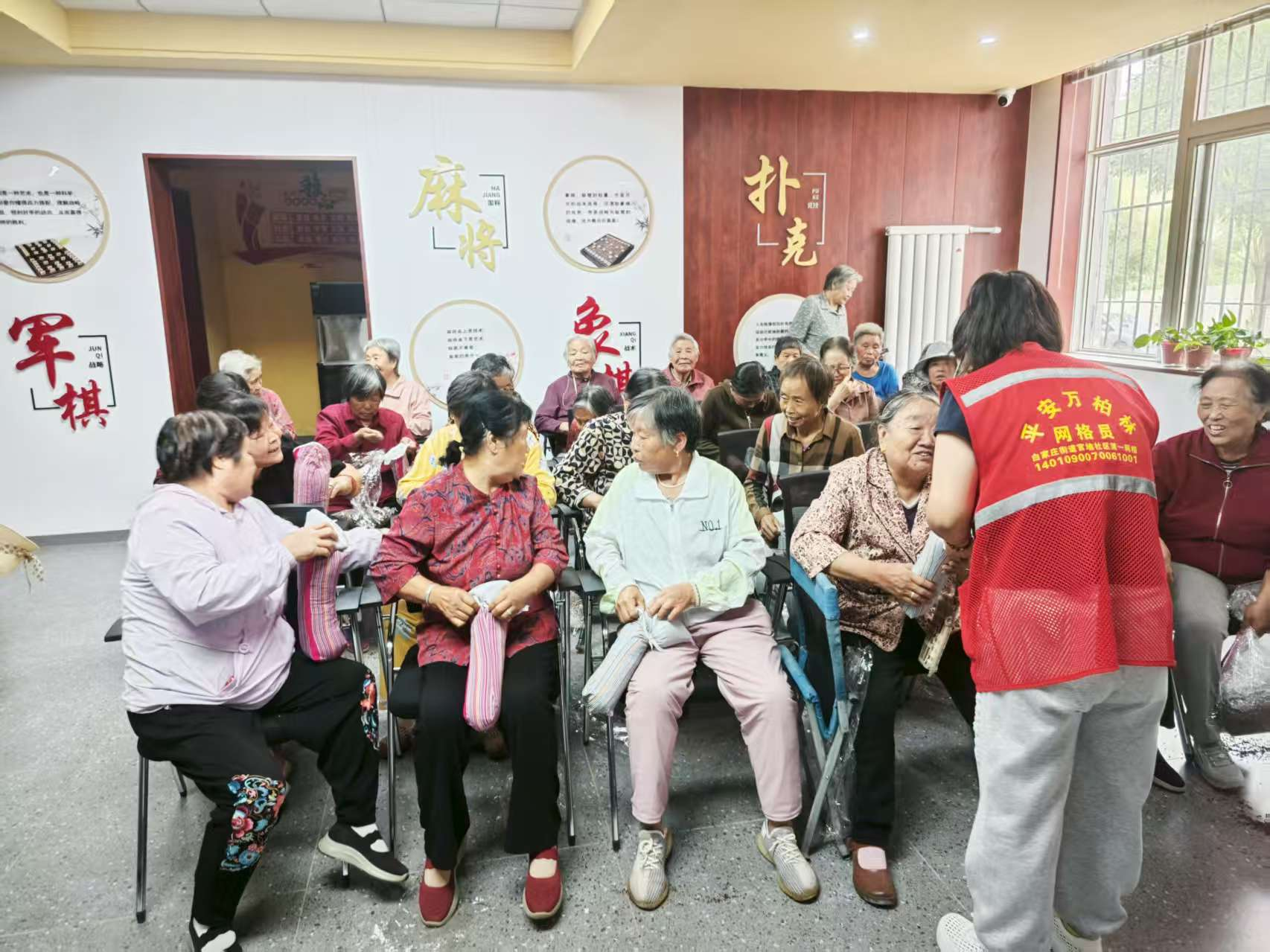 太原万柏林区白家庄街道：企退老人展巧思  退休生活添乐趣