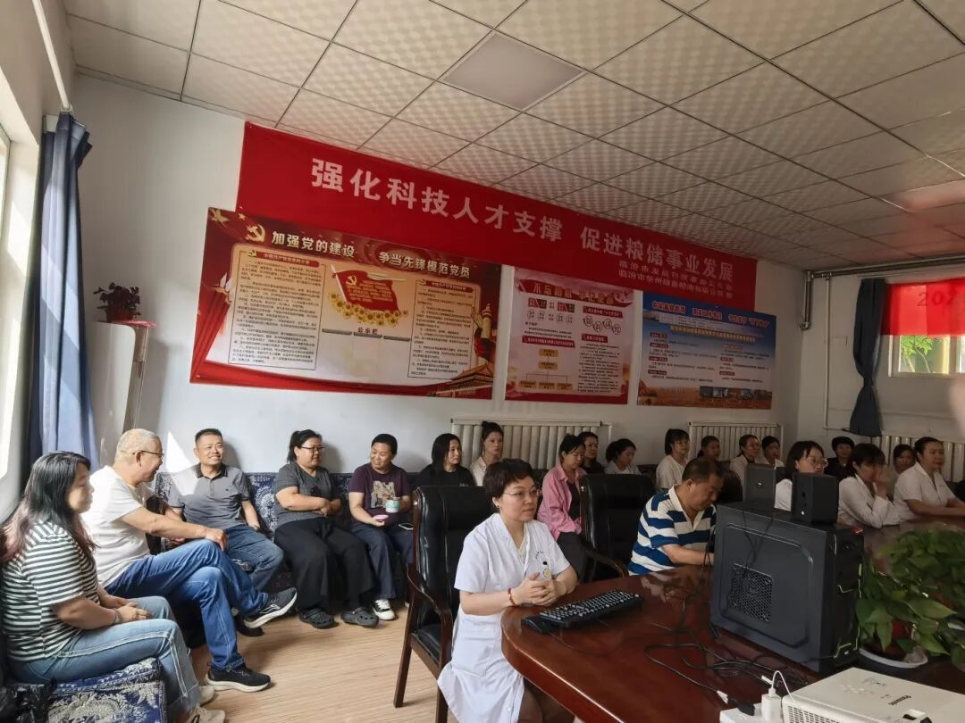 临汾市中心医院专家团在华州储备粮油有限公司开展健康宣讲义诊活动