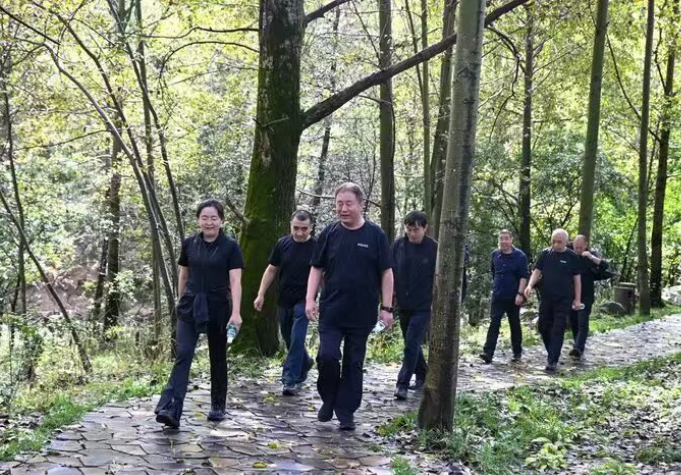 吕梁离石公安分局开展“追寻先辈足迹    践行吕梁精神”徒步健身活动