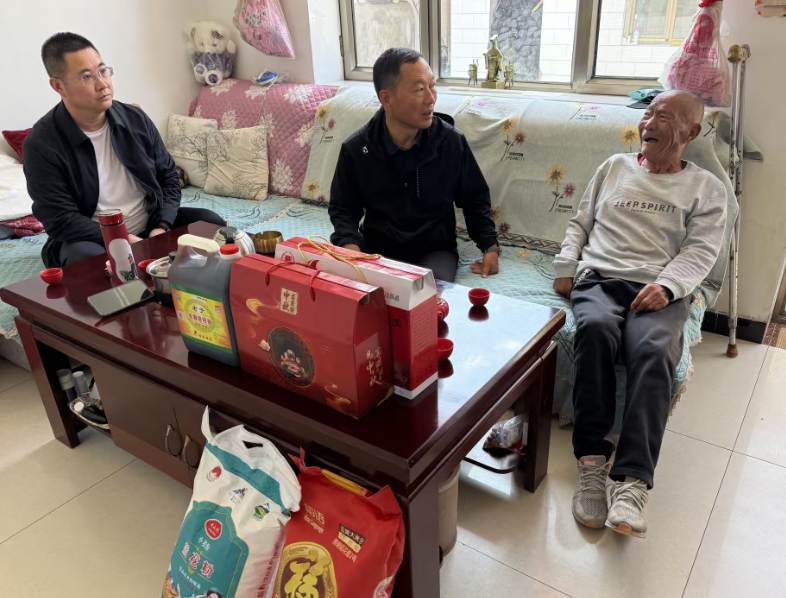 吕梁岚县退役军人事务局带队慰问退役老兵李臭旦