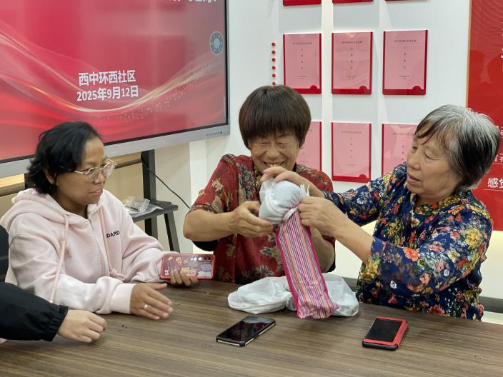 太原万柏林区小井峪街道：古法制作护颈枕  关爱颈椎健康