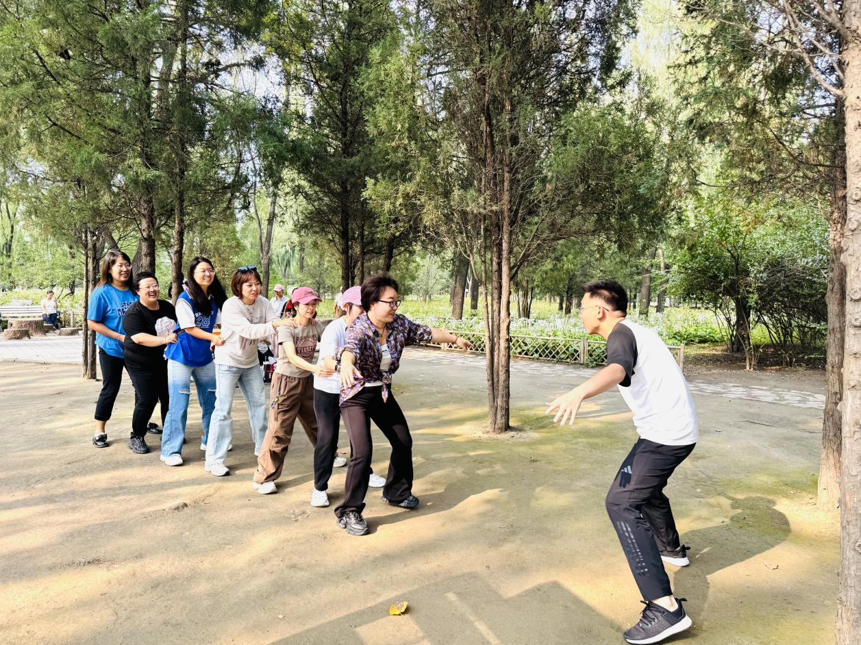 太原万柏林区滨体社区开展“工会同行健步走  职工共筑健康梦”职工团建活动