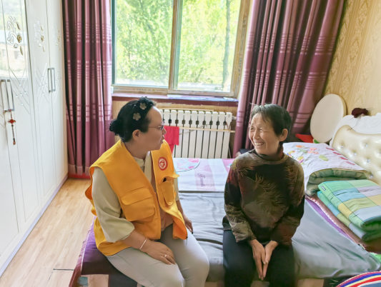 太原万柏林区杜儿坪街道：社工入户探空巢，贴心服务护安康