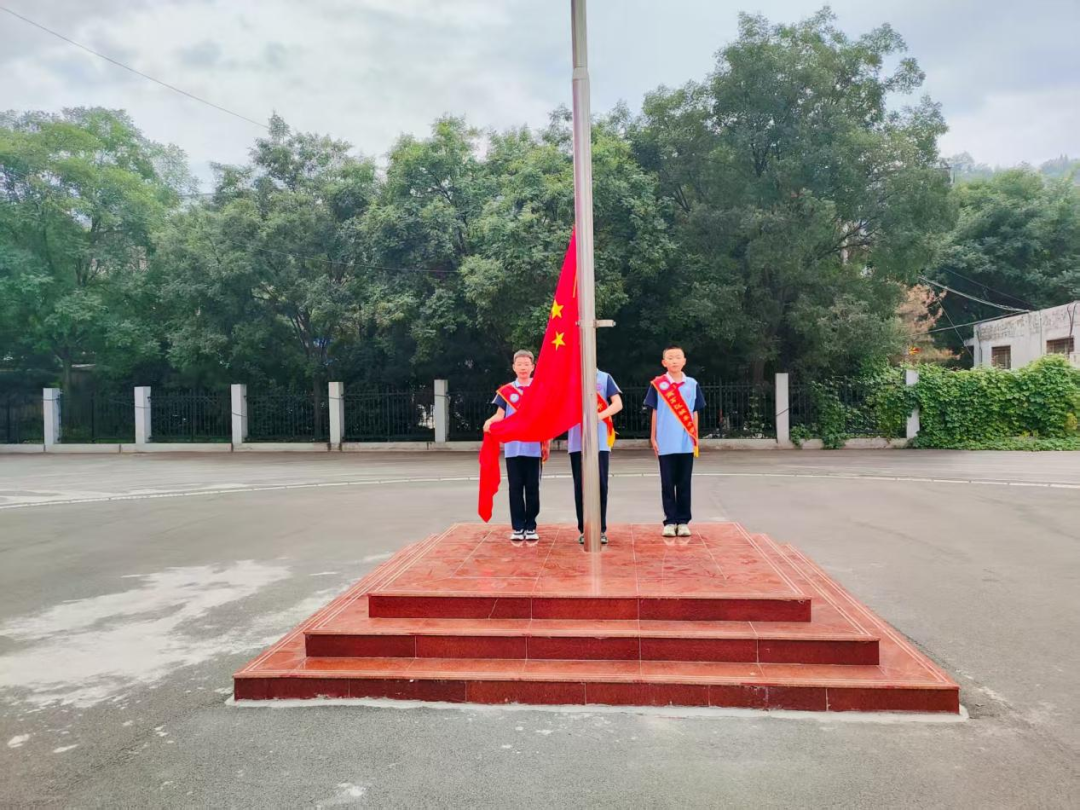 勿忘国耻  吾辈自强——吕梁离石区城东小学升旗活动系列之一