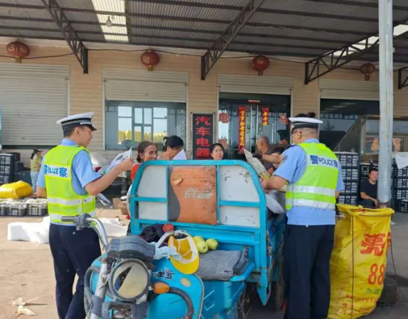 秋收农忙  安全勿忘——吕梁文水县交警进村“唠安全”