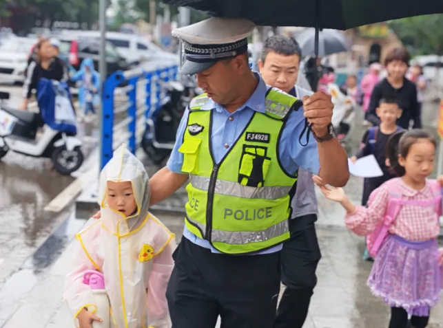 降雨再临，临汾公安交警全力守护人民群众平安出行